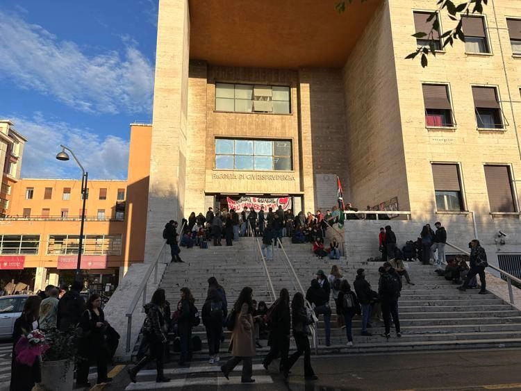 Università: scontri e lancio di bottiglie alla Sapienza