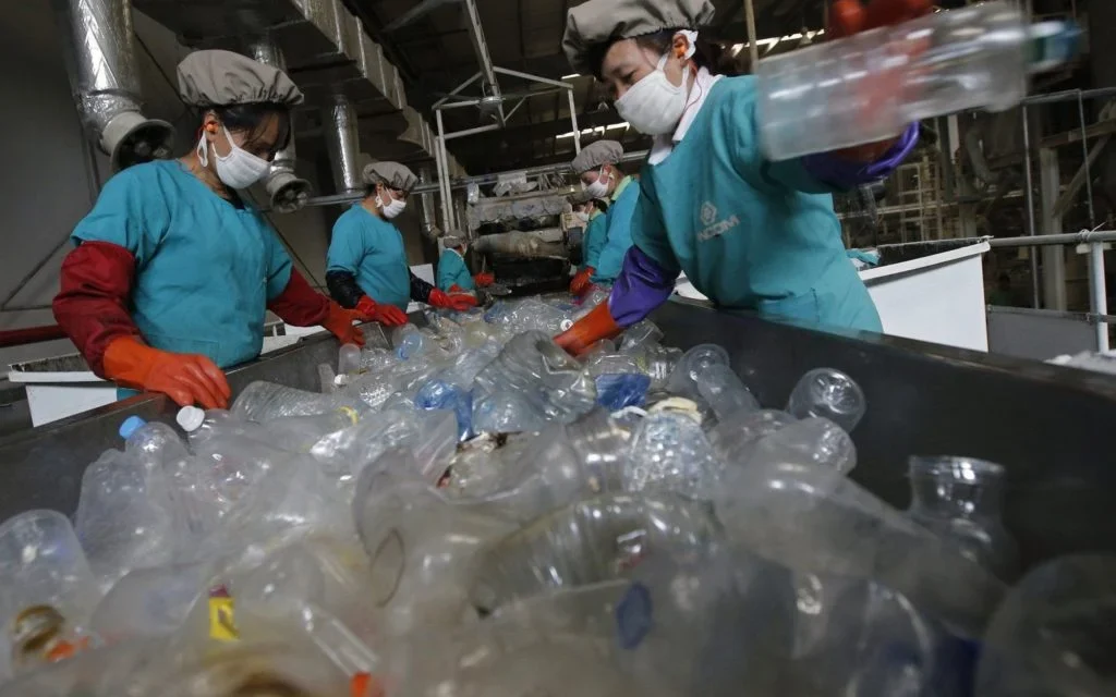 La nuova plastica che scompare naturalmente nel tempo che stabiliamo: svolta ecologica o nuova obsolescenza programmata?